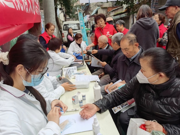 猛追湾街道办关爱邻里进院落互助服务活动：打造健康社区的藏医力量